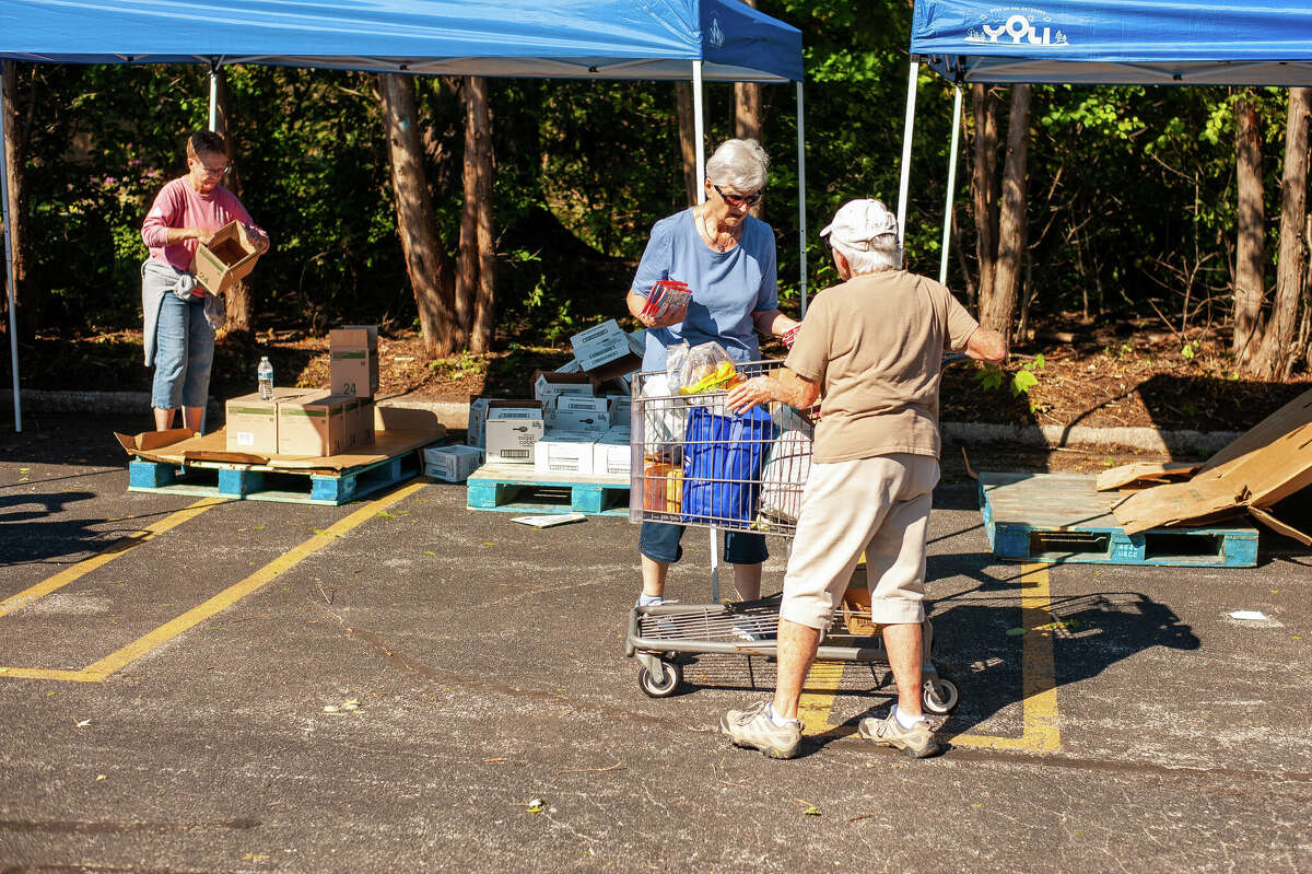 PHOTOS Passing on food at Midland mobile food pantry