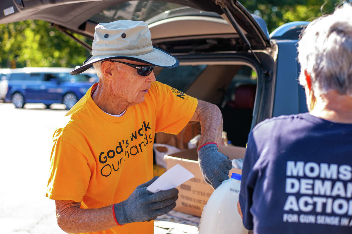 PHOTOS Passing on food at Midland mobile food pantry