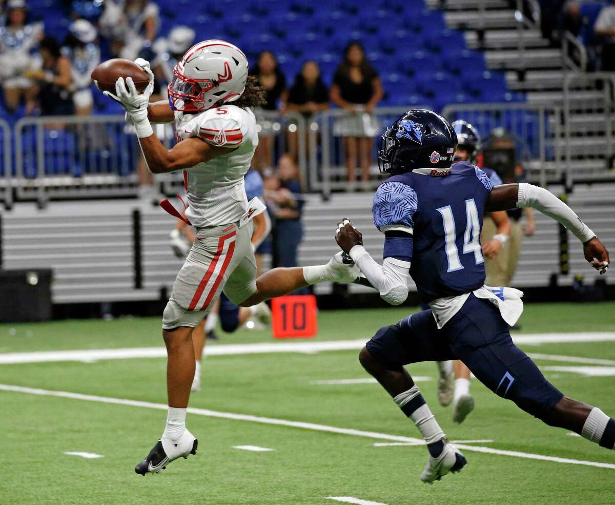 Judson wide receiver Anthony Evans (5) catches a touchdown pass in front of Johnson defensive back Xylon Wadley (140 for their first score on Saturday, Aug. 27,2022 at the Alamodome. Halftime score Judson 27 Johnson 7