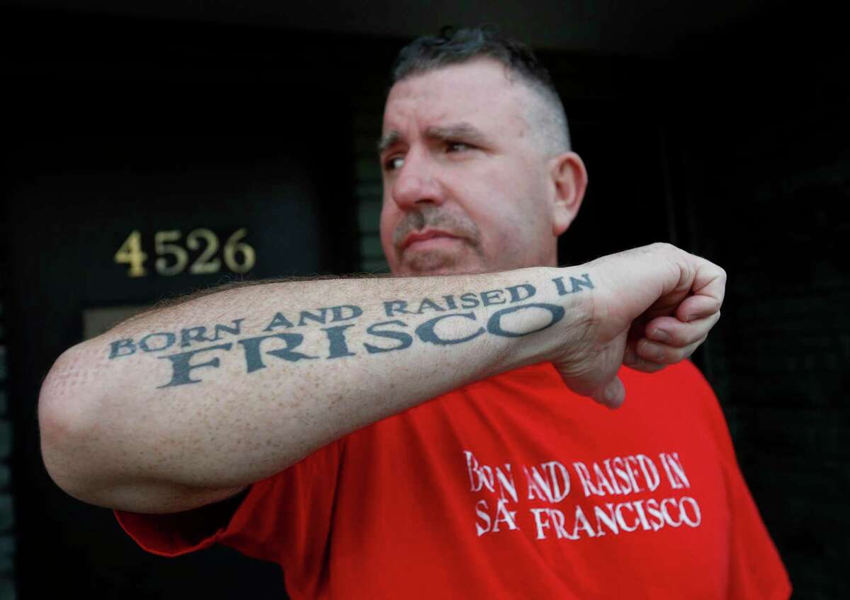 前气死皮特的酒吧老板皮特·惠特科姆和他的旧金山纹身。