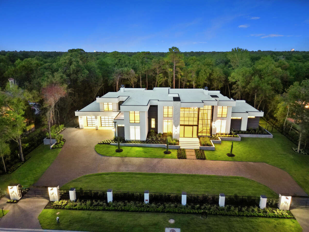 62 Hallbrook Way in The Woodlands, Texas