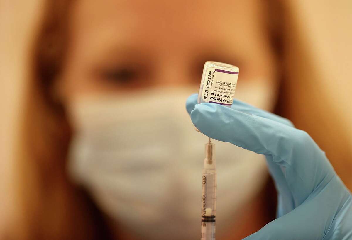 Safeway pharmacist Ashley McGee fills a syringe with the Pfizer COVID-19 booster vaccination at a clinic on Oct. 1, 2021, in San Rafael, California. (Justin Sullivan/Getty Images/TNS)