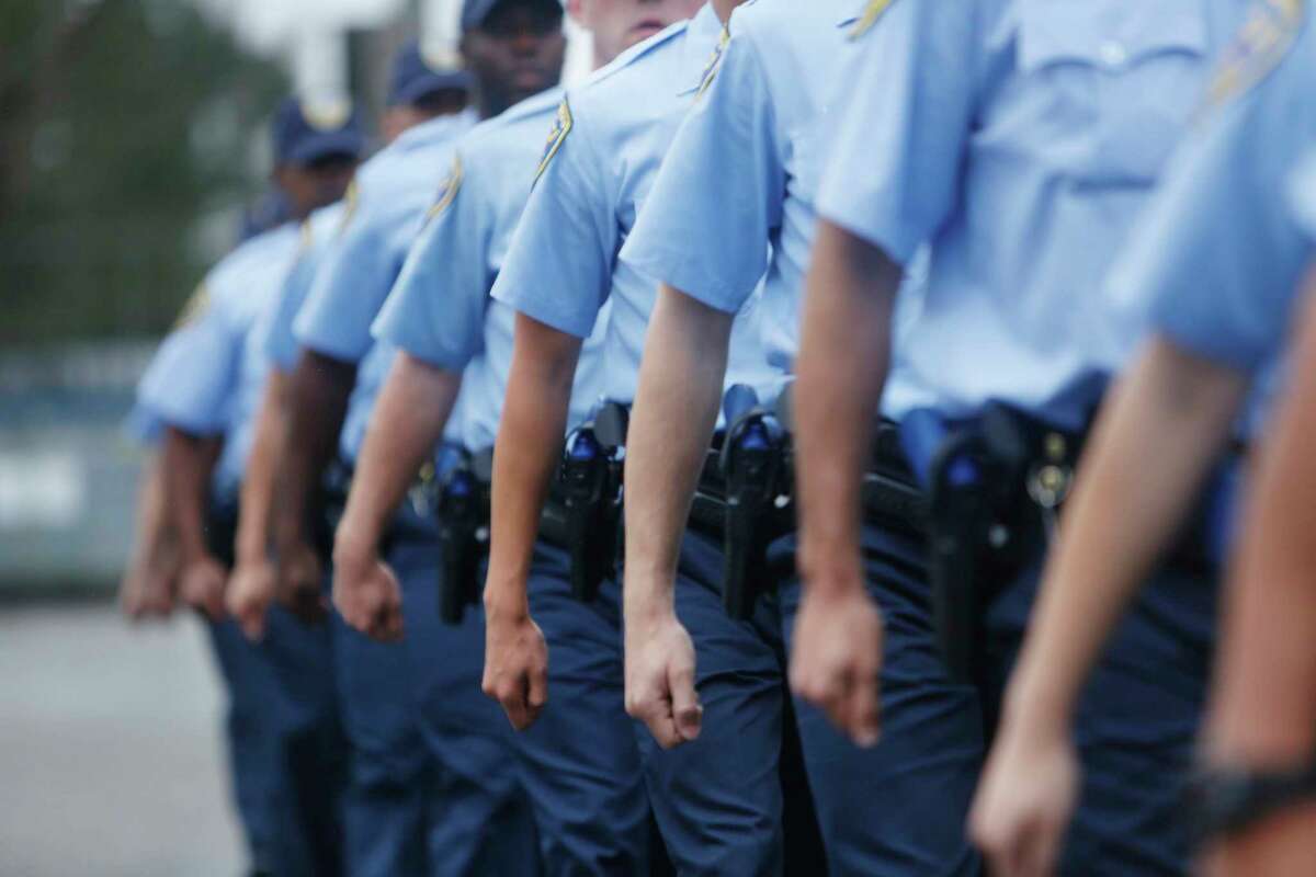 2015年6月10日，周三，旧金山警察学院区域训练中心，来自第246届旧金山警察新兵的手臂在演习中一起摇摆。