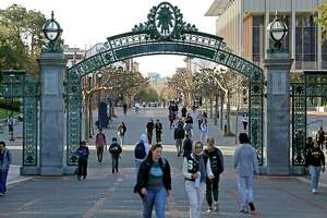 加州大学伯克利分校要求，但不是强制要求拒绝接种流感疫苗的学生在室内戴口罩