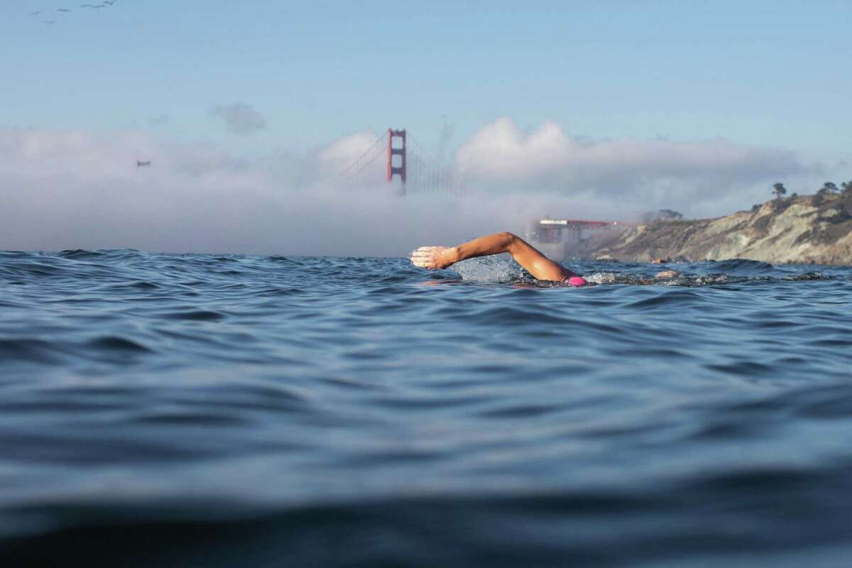 加州热浪:如何去海滩海湾地区降温。戴夫Yacubian游几十米中国海岸的海登录必赢亚洲滩在旧金山8月30日,2022年。