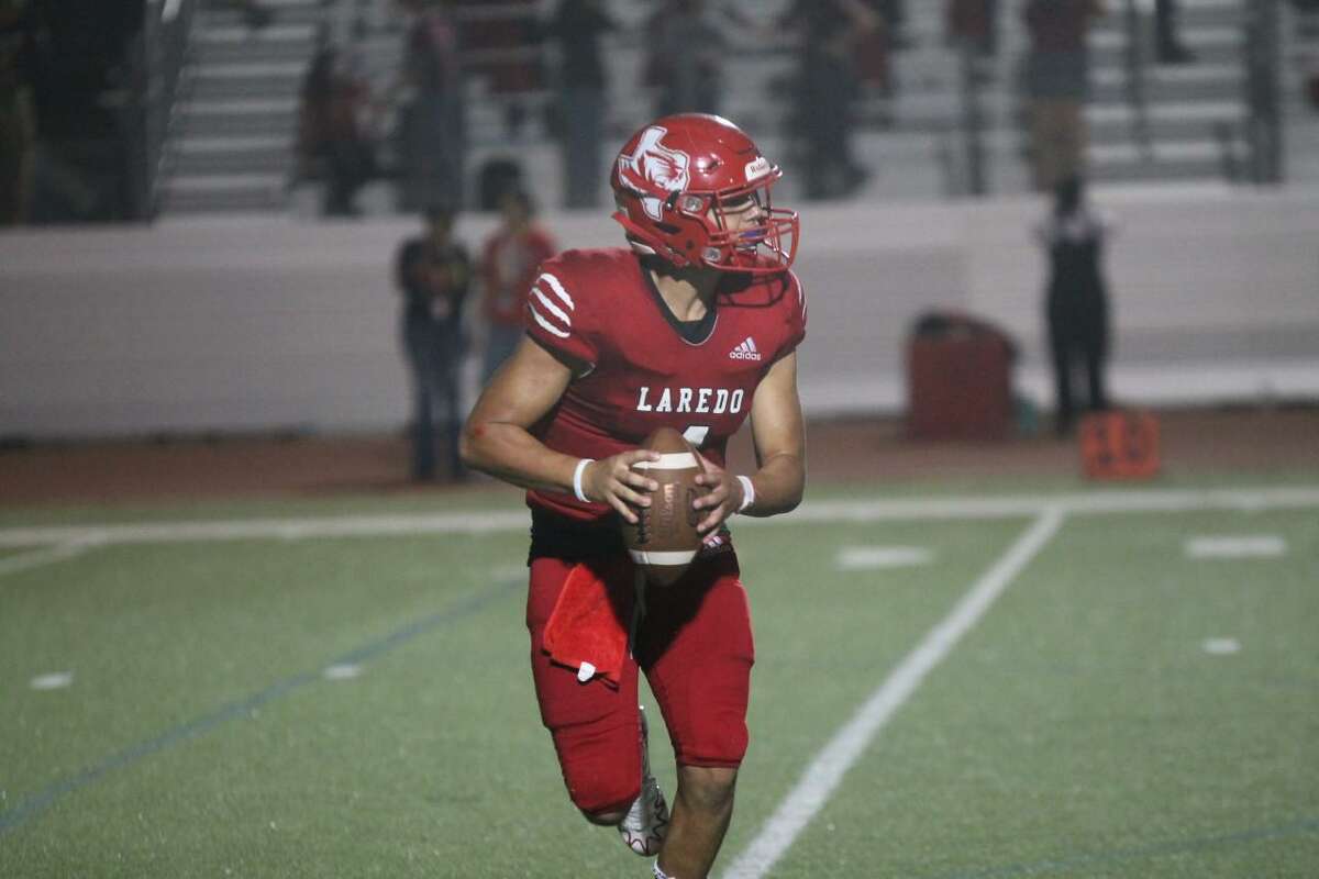 Tigers quarterback Dominque Valadez scanning his options during their 14-7 loss against the LBJ Wolves on August 26, 2022.