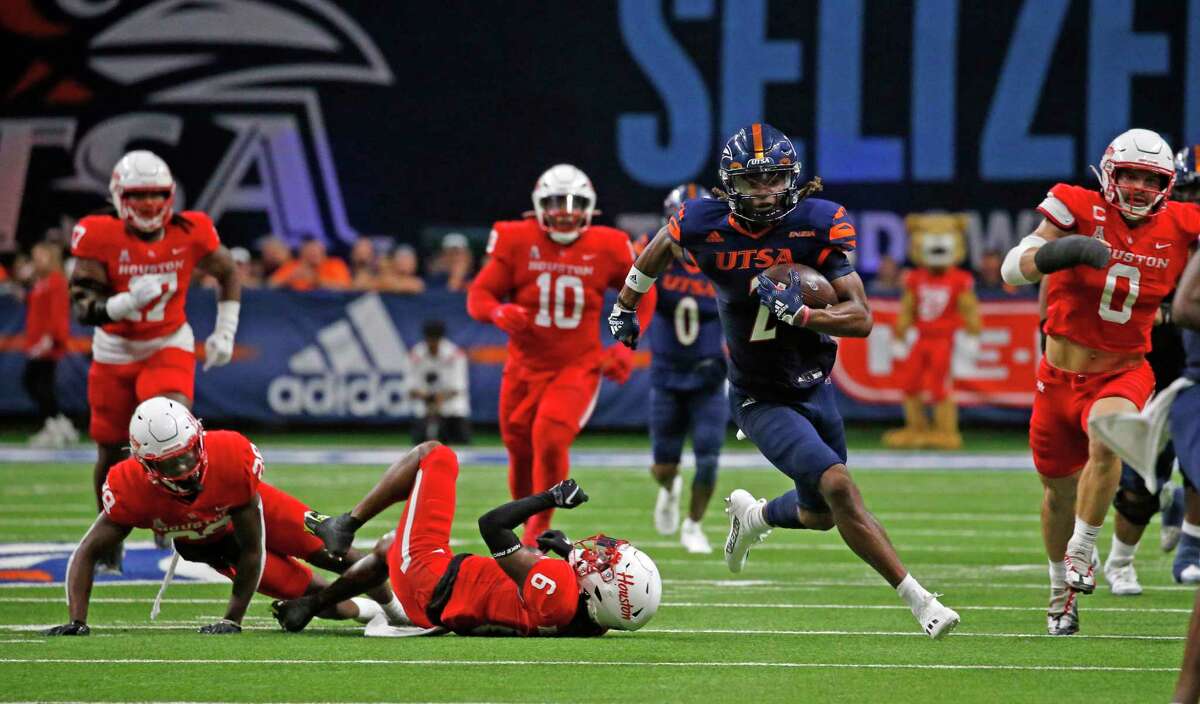 UTSA wide receiver Joshua Cephus scored on a 51-yard touchdown pass from Frank Harris in the first quaerter Saturday at the Alamodome.