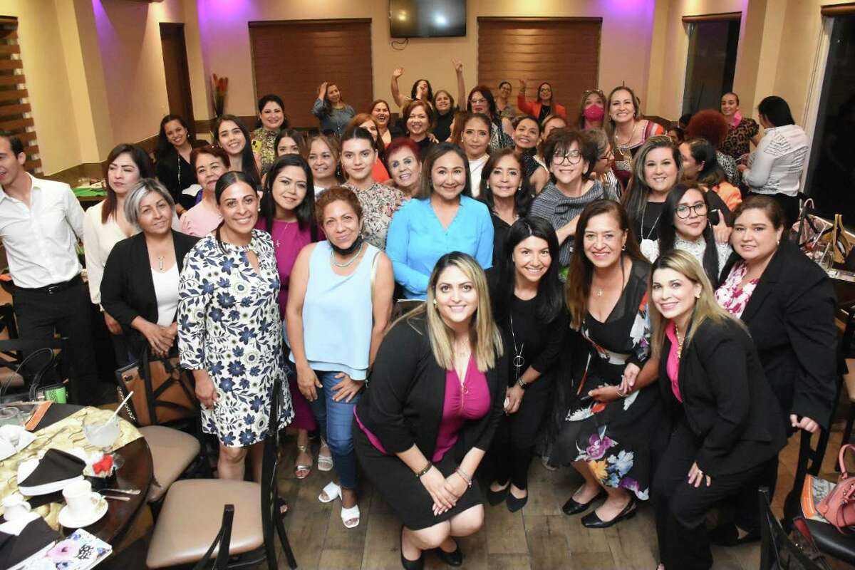 Osiris Peinado Rubio y Gabriela Morales posan para una fotografía junto a las asistentes a la conferencia Mujeres Business—Oportunidades de Negocio para la Mujeres Emprendedoras en Nuevo Laredo, México, el jueves 1 de septiembre de 2022.