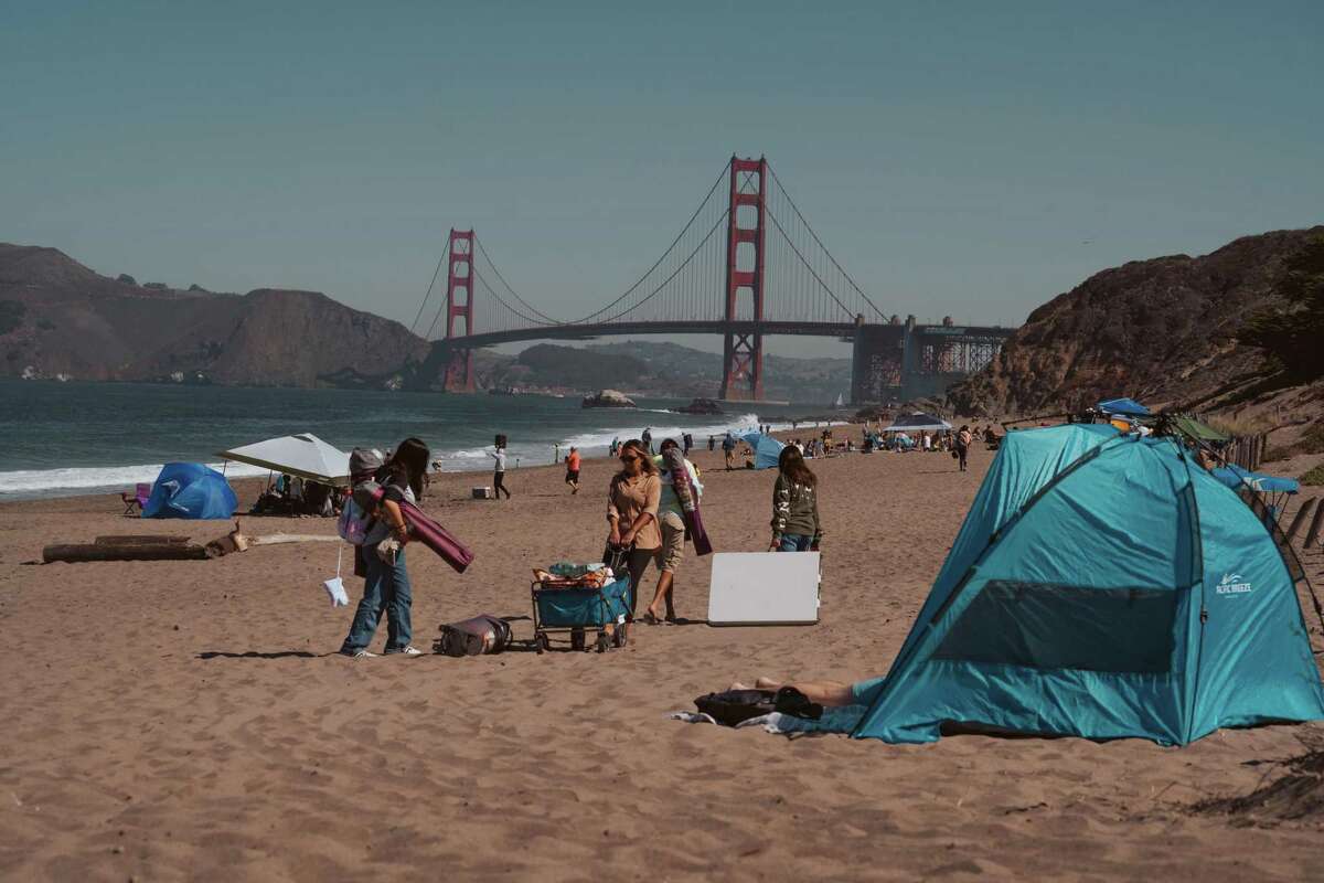 旧金山的贝克海滩为周末狂欢的人们提供了远离炎热的休息场所。