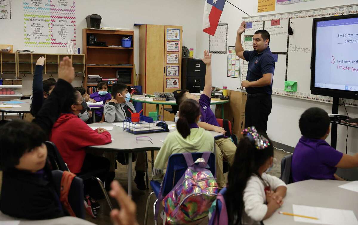 Science teacher Luis Arreola instructs his fourth grade students in an academic exercise Aug. 22. Charter schools like KIPP Un Mundo compete with traditional school districts for students and get rated by the state the same way.