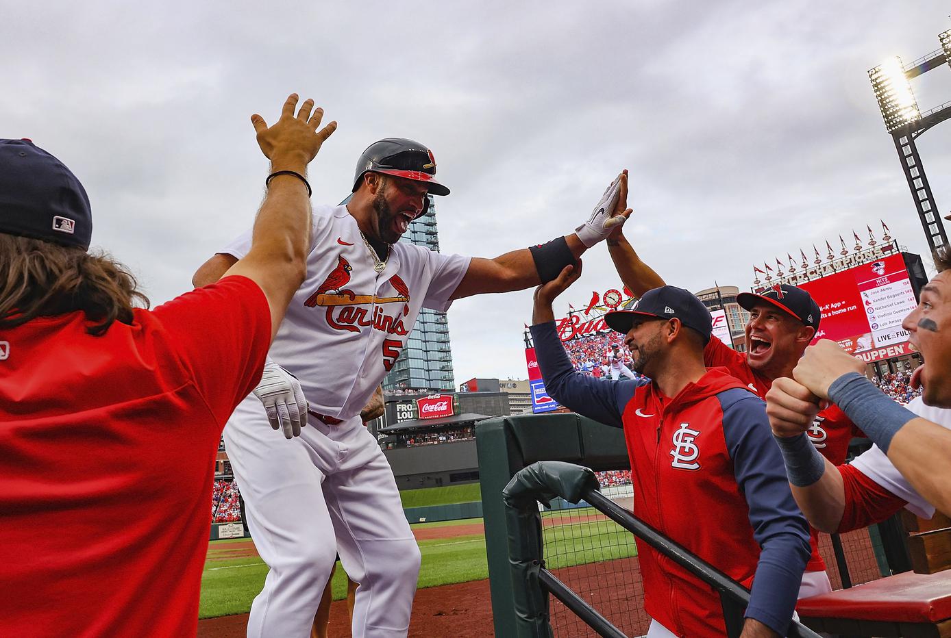 Cardinals' Albert Pujols slams his way closer to Yankees' Alex