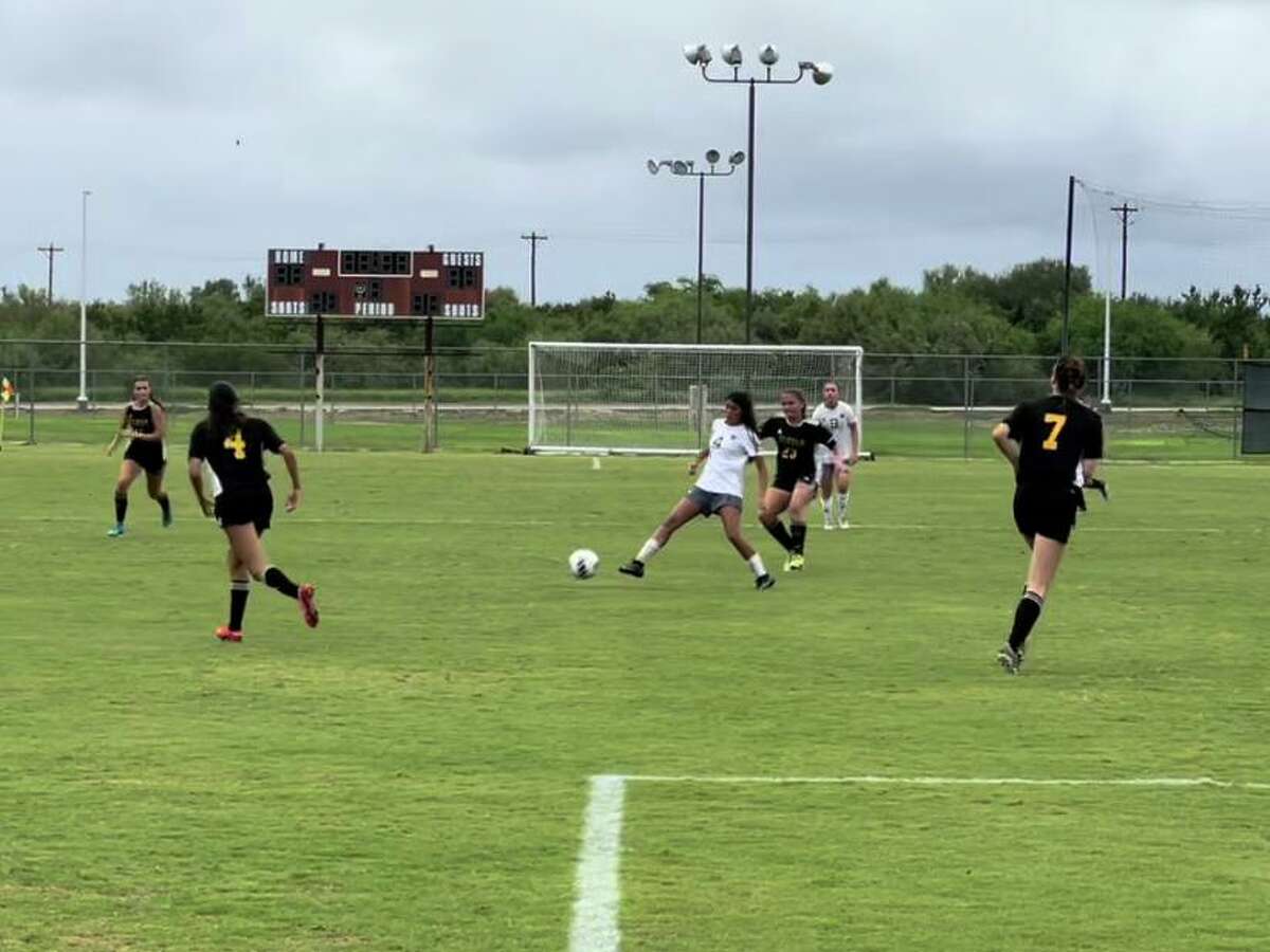 Jackie Zapata reaches to get a pass off during TAMIU’s 4-1 victory over Felician on September 4, 2022.