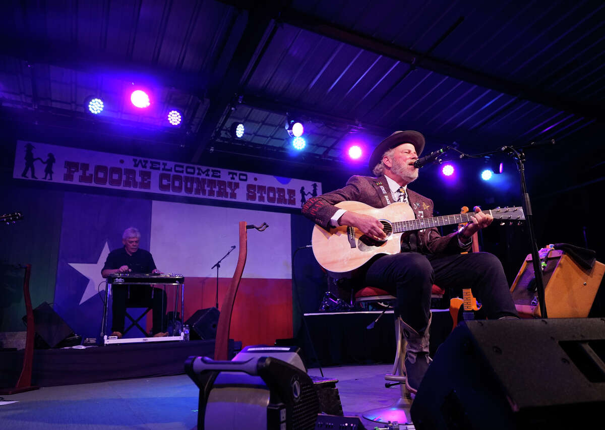 Robert Earl Keen will perform live again at free party