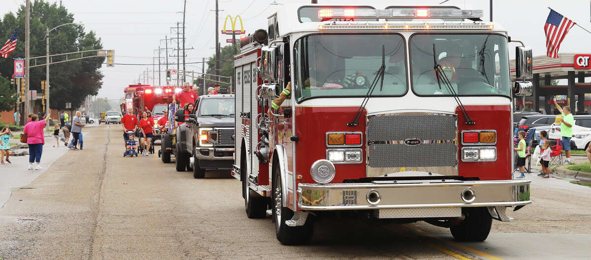 Weather cuts crowd for Granite City Labor Day parade, but participants
