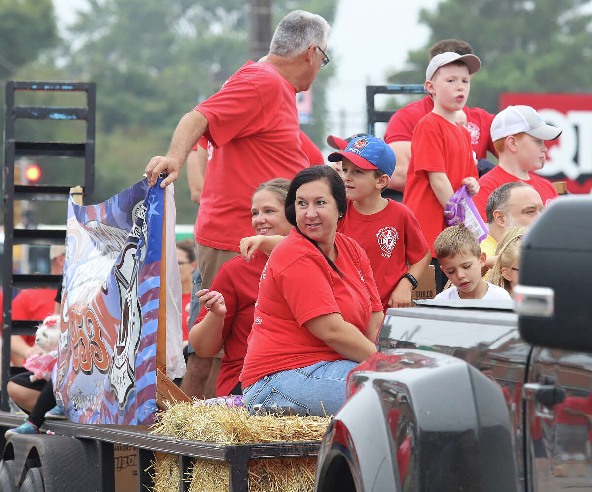 Weather cuts crowd for Granite City Labor Day parade, but participants ...