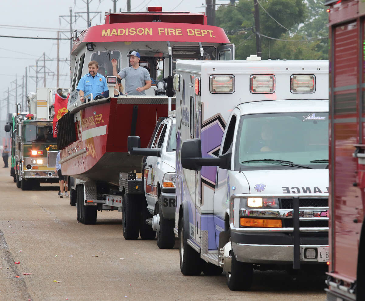 Weather cuts crowd for Granite City Labor Day parade, but participants