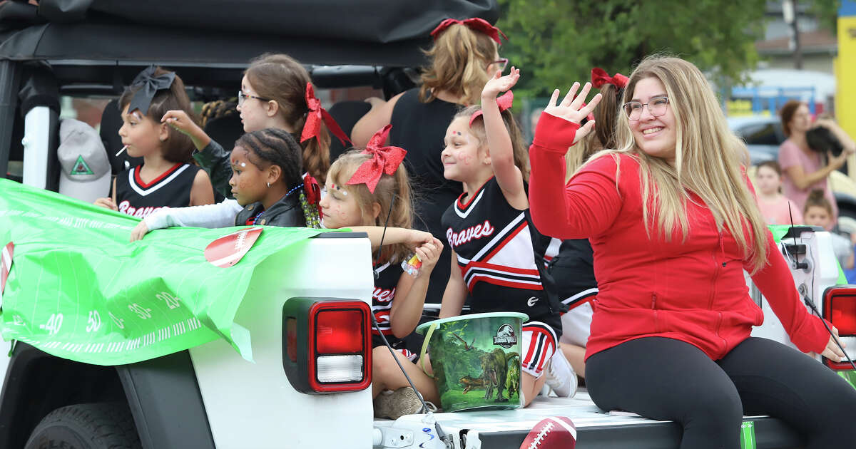 Weather cuts crowd for Granite City Labor Day parade, but participants