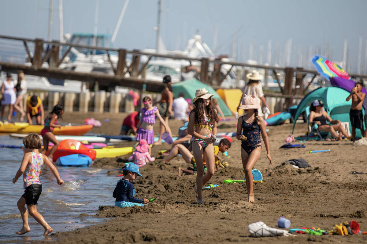 Aby się ochłodzić podczas fali upałów, ludzie jadą do września.  5, 2022 zamknięte Sausalito Beach w Sausalito w Kalifornii.