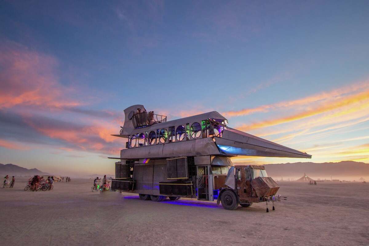 מכונית אמנות ב-Burning Man 2022 במדבר הסלע השחור של גרלאך, נב.