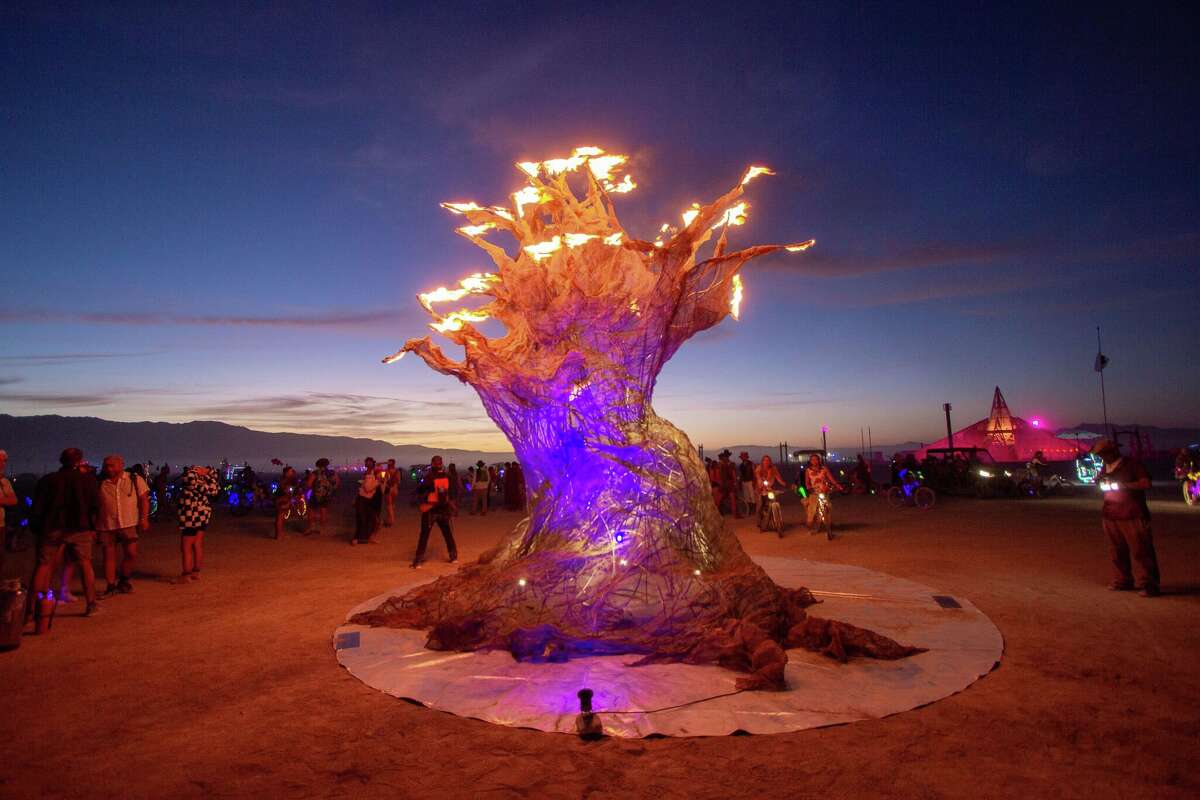 Una escultura de fuego en Burning Man 2022 en Black Rock Desert de Nevi Gerlach.