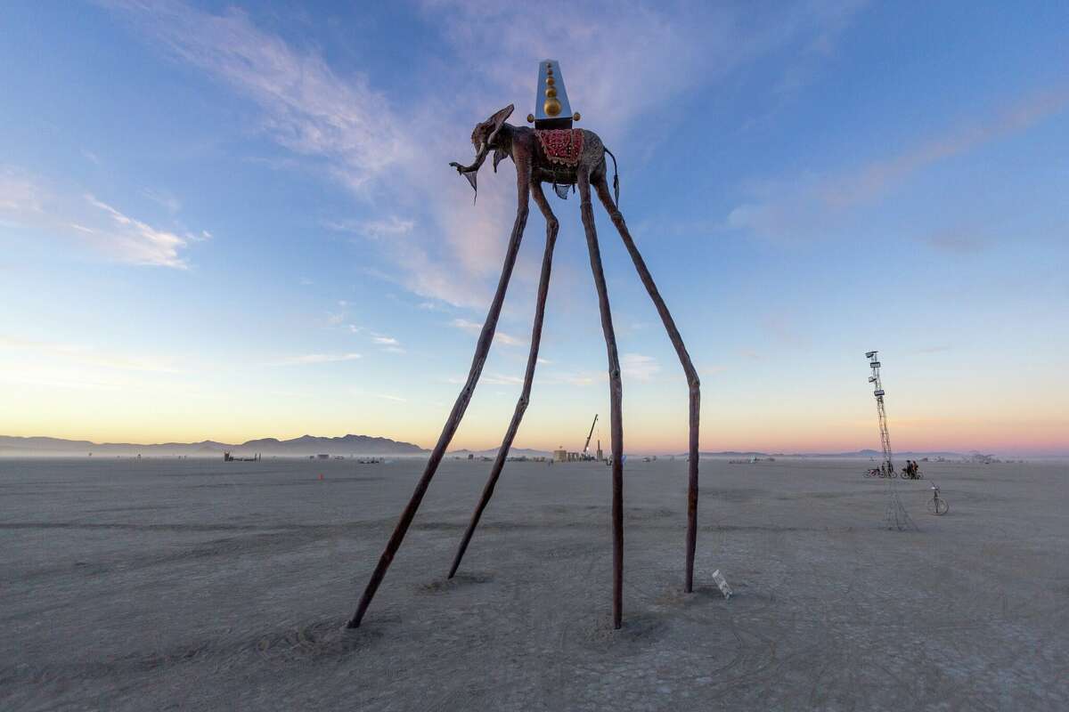 "Homenaje a Dalí" Por Jack Champion de Cotati, California en Burning Man 2022 en el Black Rock Desert de Gerlach, Nevada.