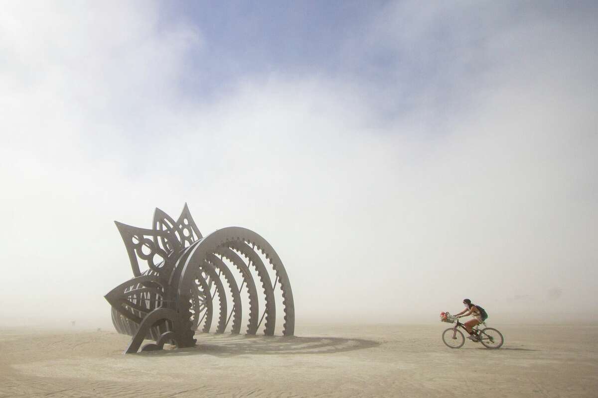 "Portal de pétalos:" Por David Oliver de Snowflake, Ariz., en Burning Man 2022 en Black Rock Desert de Gerlach, Nevada.