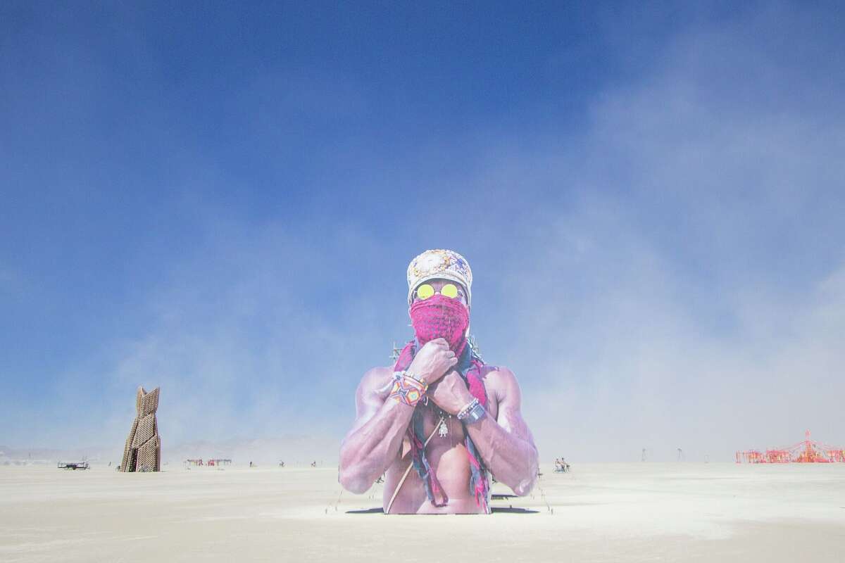 "¡Negro!  Decir" Por Erin Douglas y Black Burner Project de Baltimore, Maryland, en Burning Man 2022 en Black Rock Desert de Gerlach, Nevada.