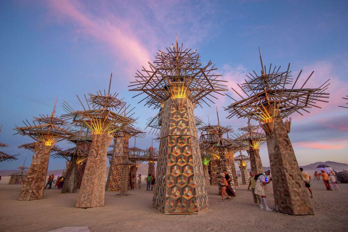 "En el paraíso" Por Dave Keen y Folly Builders de San Francisco en Burning Man 2022 en Black Rock Desert de Gerlach, Nevada. 