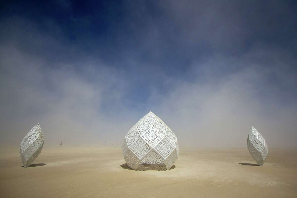 "Opinión" por HYBYCOZO en Burning Man 2022 en Black Rock Desert de Gerlach, Nevada. 