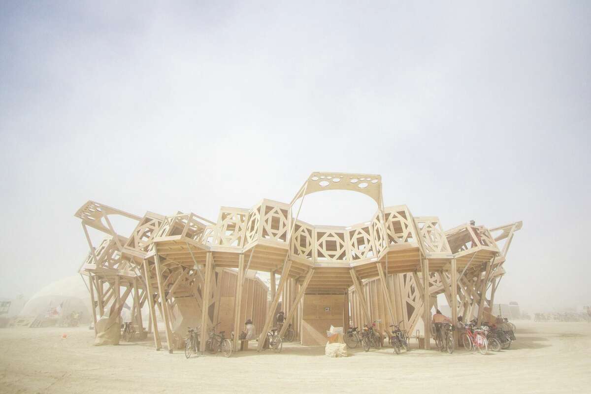קתרזיס מאת ארתור מאמו-מני וצוות הקתרזיס ב-Burning Man 2022 במדבר הסלע השחור של גרלאך, נבאדה.