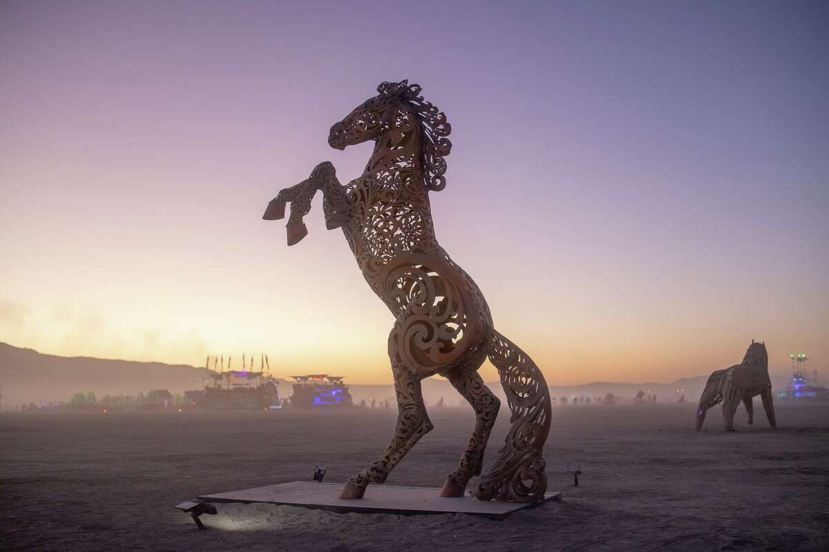 Wild Horses of the American West por un colectivo de artistas de Reno, Nevada en Burning Man 2022 en Black Rock Desert en Gerlach, Nevada.