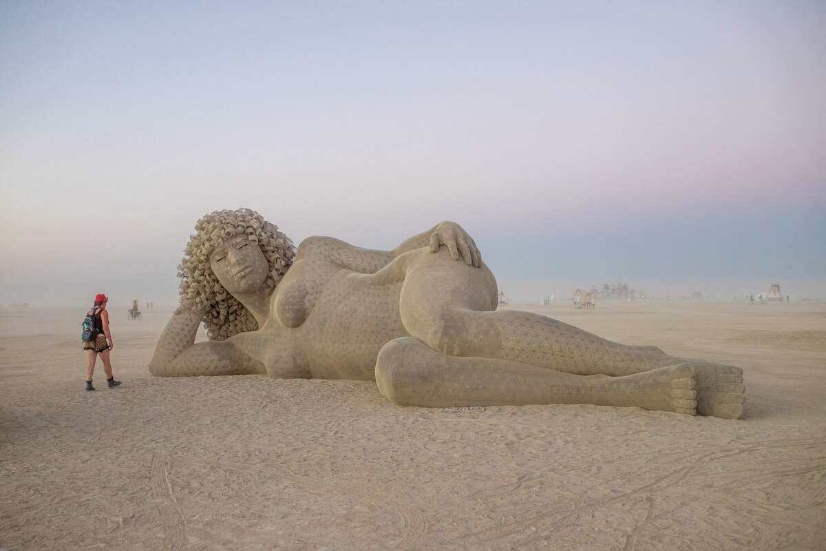 "gaia" Por Marco Cochrane con Julia Kortel de Petaluma, CA en Burning Man 2022 en Black Rock Desert de Gerlach, Nevada.