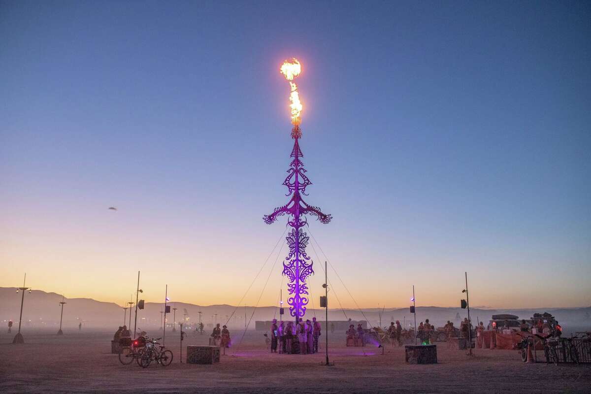 "Ilumina Radiata" Por Eric Zahn y Illumina Radiata Art Guild de Kirkland, Washington, en Burning Man 2022 en Black Rock Desert de Gerlach, Nevada.