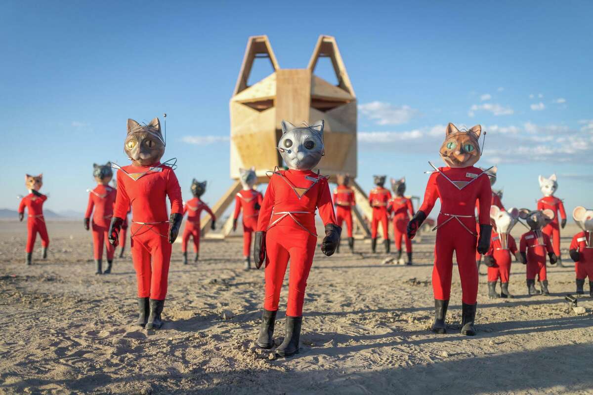 "El aterrizaje final de los SpaceCats" Por Ayda Keshtkar y Adenium Collective de Chicago en Burning Man 2022 en Black Rock Desert de Gerlach, Nevada.