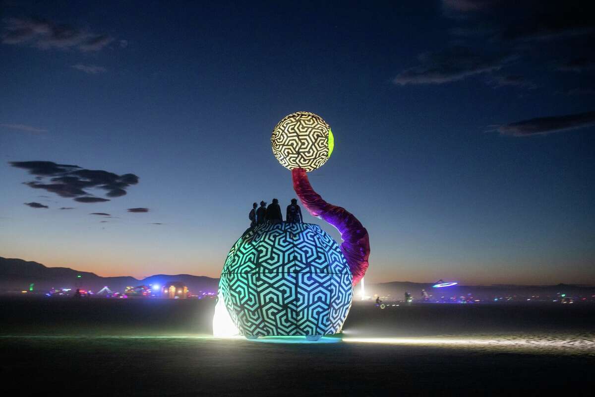 מכונית אמנות ב-Burning Man 2022 במדבר הסלע השחור של גרלאך, נב.