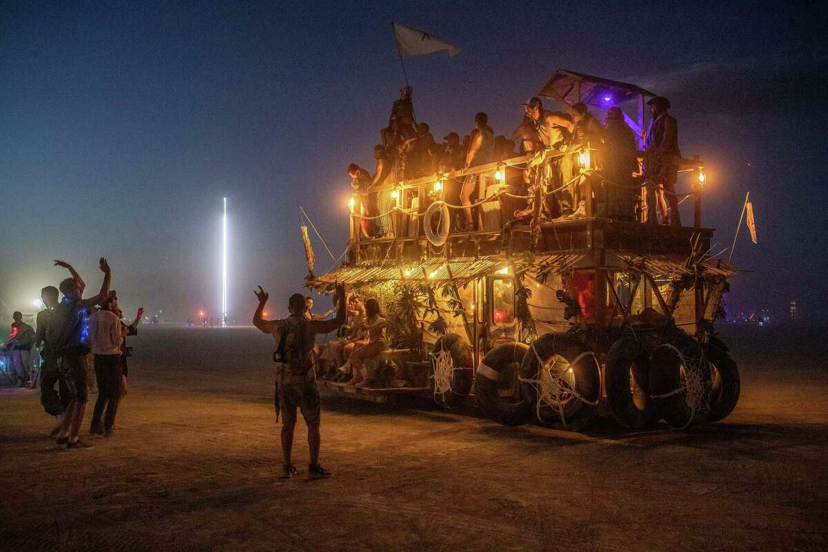 Un vehículo de arte en Burning Man 2022 en Black Rock Desert de Nevy Gerlach.