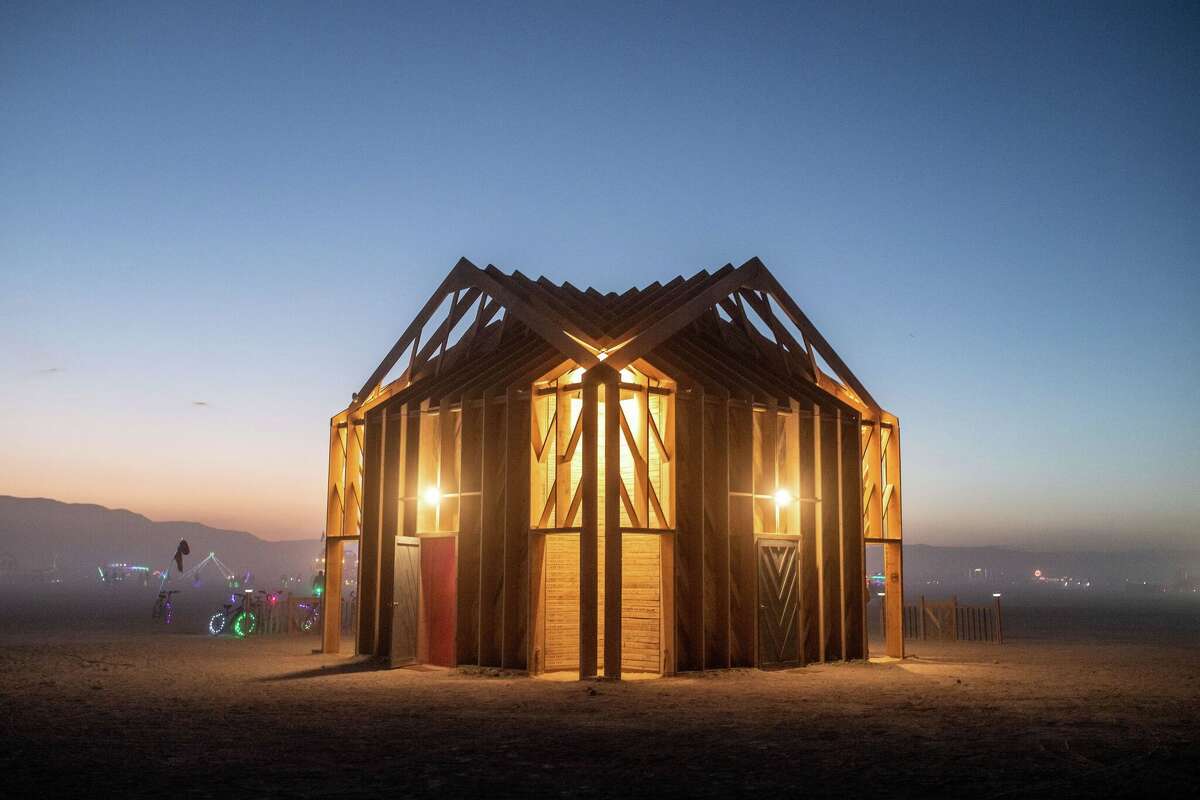 "EL CENTRO" Por Keith Greenberg de San Francisco en Burning Man 2022 en Black Rock Desert de Gerlach, Nevada.