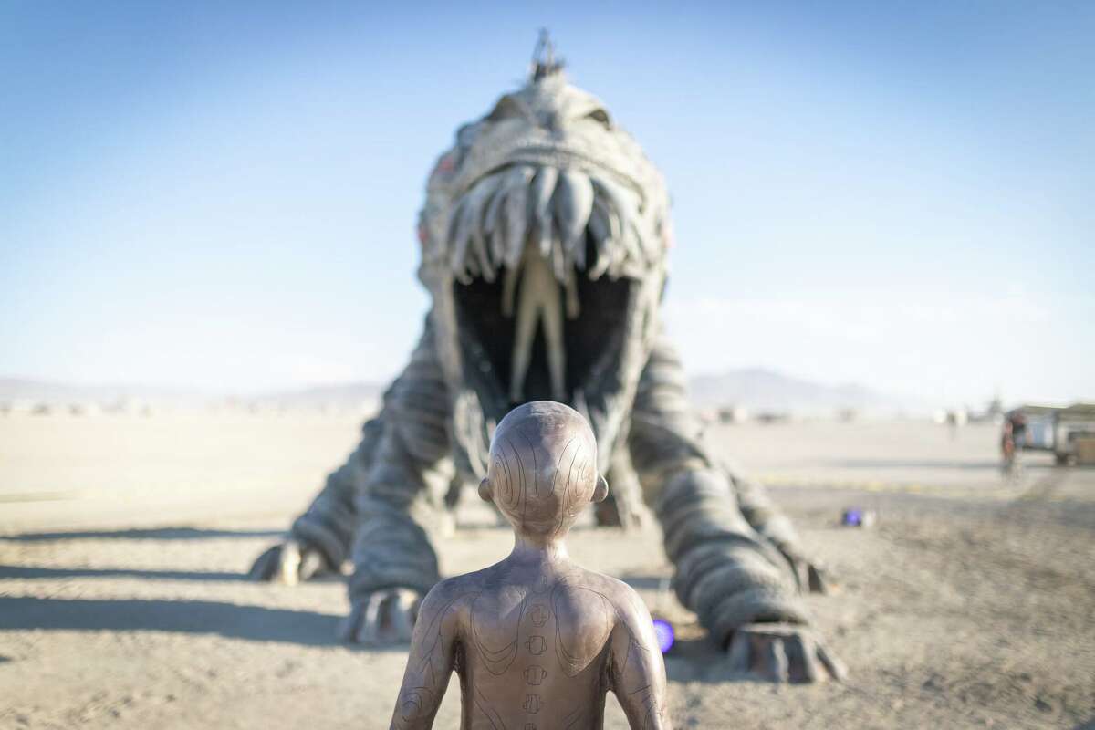 "Enfrentando el horror" Por Tigre Mashaal-Lively y Make Love Visible desde Santa Fe, NM en Burning Man 2022 en Black Rock Desert de Gerlach, Nevada.