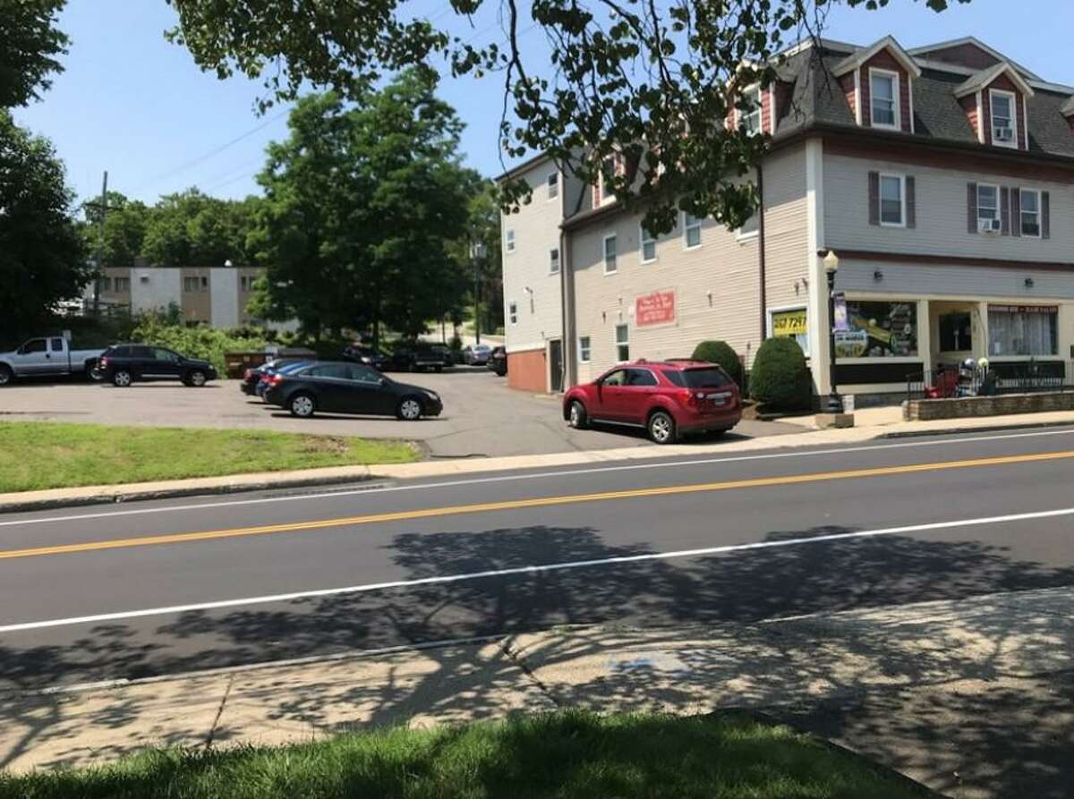 East Hampton’s Village Center doesn’t have designated parking spaces along Main Street. But drivers frequently park along the road anyway, or pull into public lots, such as this one at 82 Main St.
