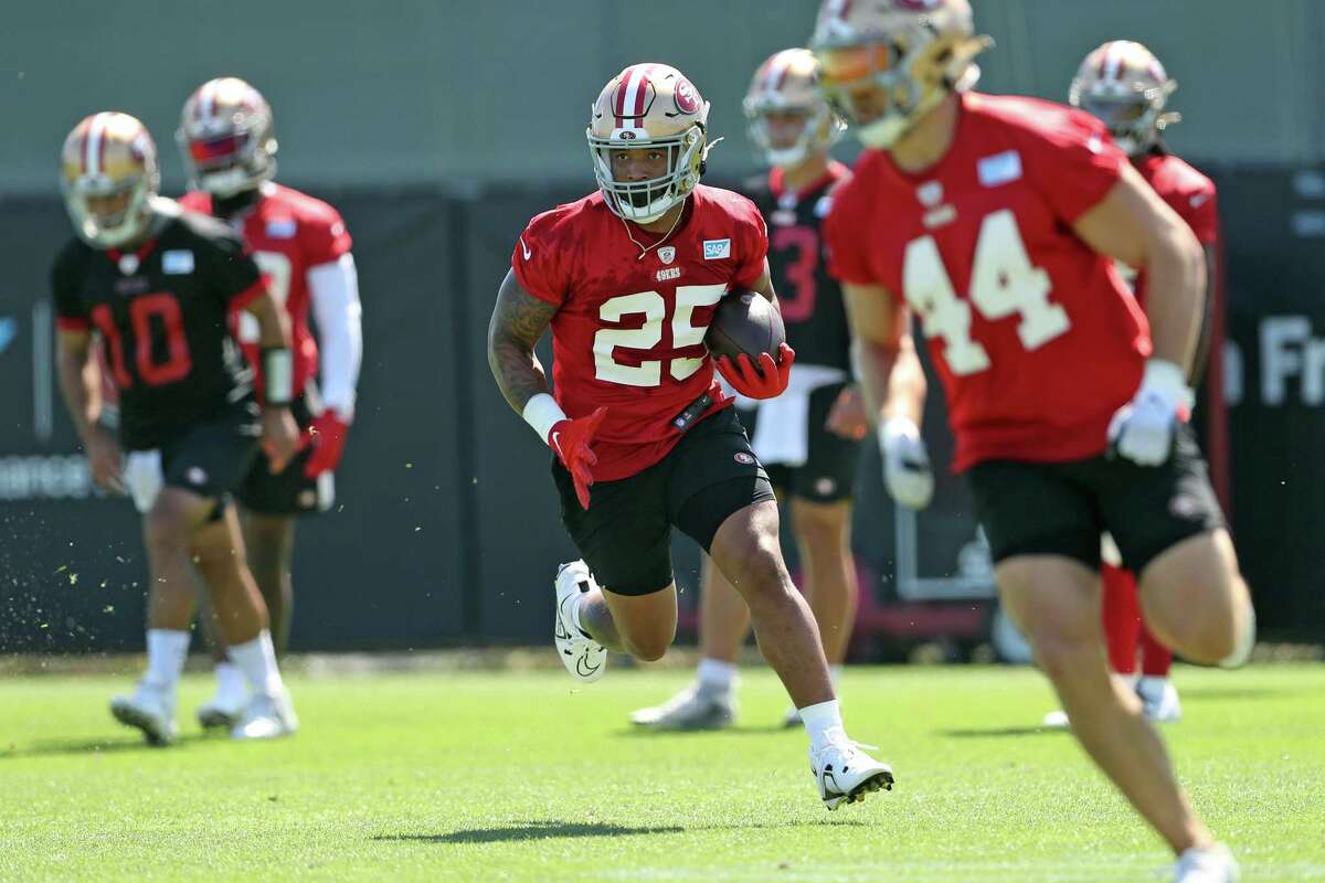 San Francisco 49ers’ Elijah Mitchell (25), with fullback Kyle Juszczyk (44) leading the way, carries the ball during practice in Santa Clara, Calif., on Thursday, September 1, 2022.