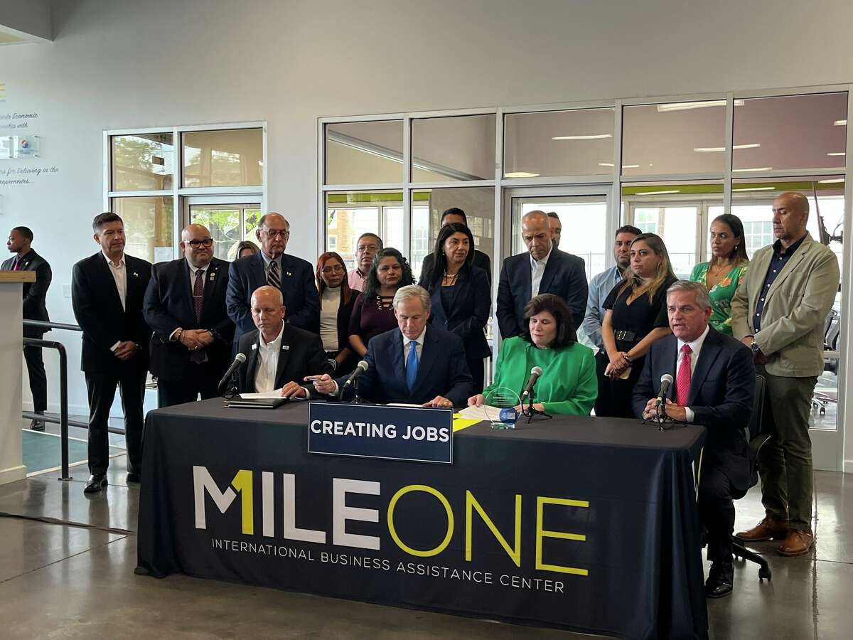 On Tuesday, Texas Governor Greg Abbott received the Broadband Trailblazer Award in Laredo in downtown Laredo at the offices of MileOne. He met also with local entrepenuers at MileOne on Tuesday Sept. 6, 2022. 
