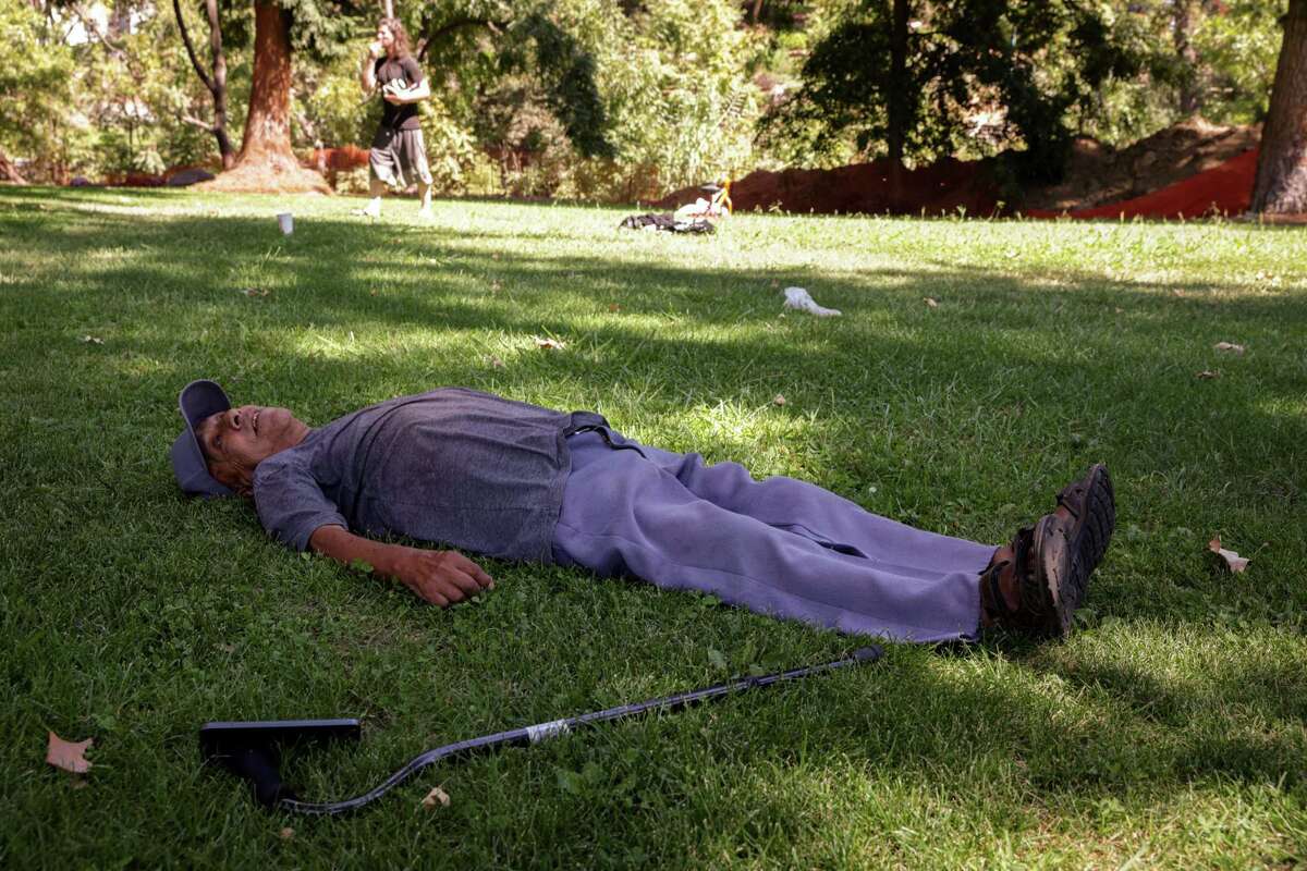 2022年9月6日，星期二，71岁的Jesus Pintor在华氏108度的高温下，在加州瓦卡维尔的安德鲁斯公园的树荫下休息。随着创纪录的高温继续炙烤湾区和加州大部分地区，该地区可能达到118度或更高。登录必赢亚洲