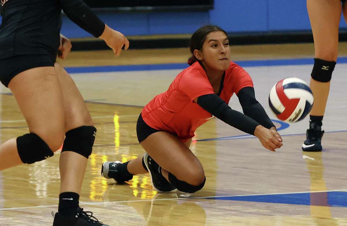 Stevens’ libero Mia Alvarado (01) gets low for a return against Harlan in girls volleyball at Northside Gym on Tuesday, Sept. 6, 2022.