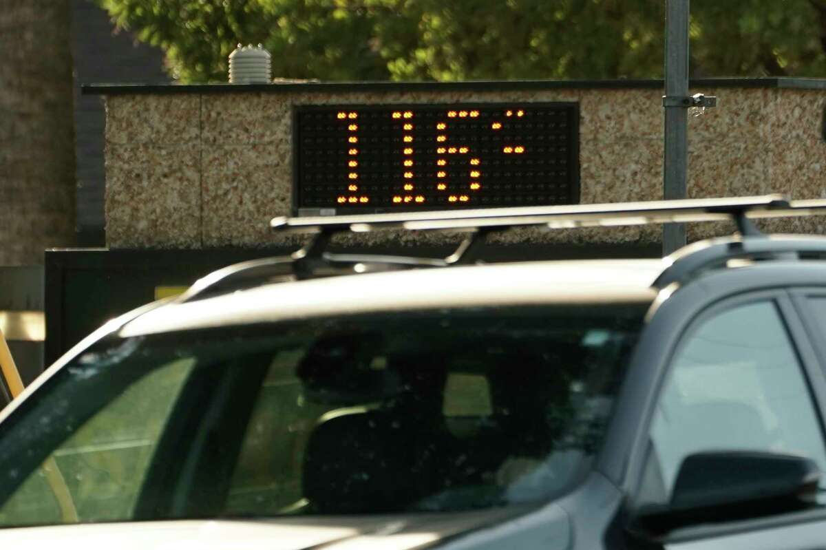 2022年9月6日，星期二，加州萨克拉门托，一辆汽车经过一个显示气温为116华氏度的银行标志。据美国国家气象局报道，萨克拉门托的气温达到116华氏度，打破了此前114华氏度的最高纪录。(美联社图片/Rich Pedroncelli)