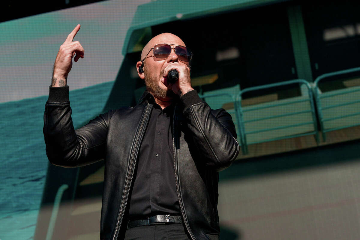Ο Pitbull τραγουδά στο πλήθος στην τελευταία ημέρα του μουσικού φεστιβάλ BottleRock Napa Valley στη Νάπα της Καλιφόρνια, την Κυριακή 29 Μαΐου 2022.