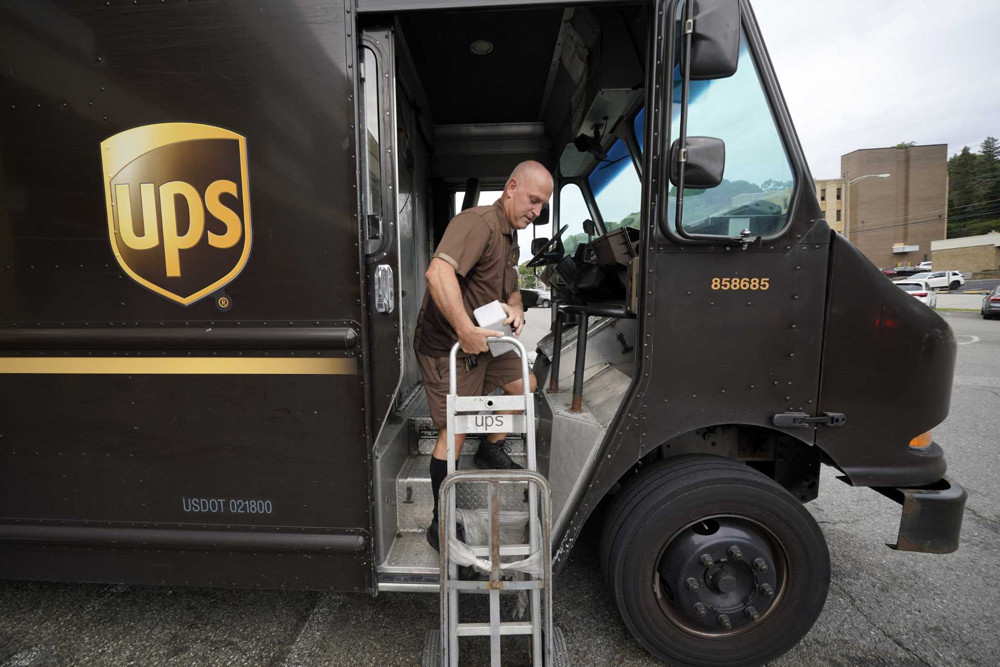 UPS to hire more than 100 000 workers for the holidays