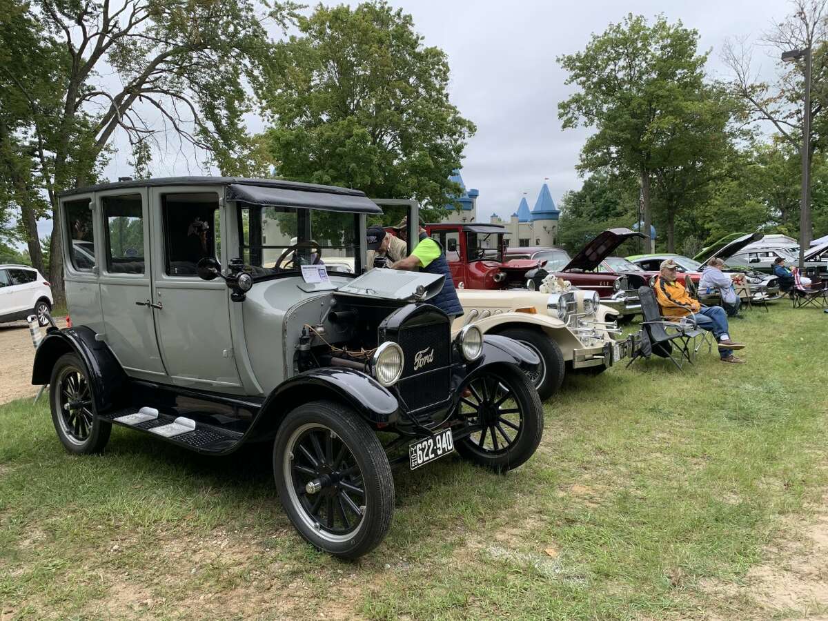 Crusin' at the Castle car show in Canadian Lakes draws crowd