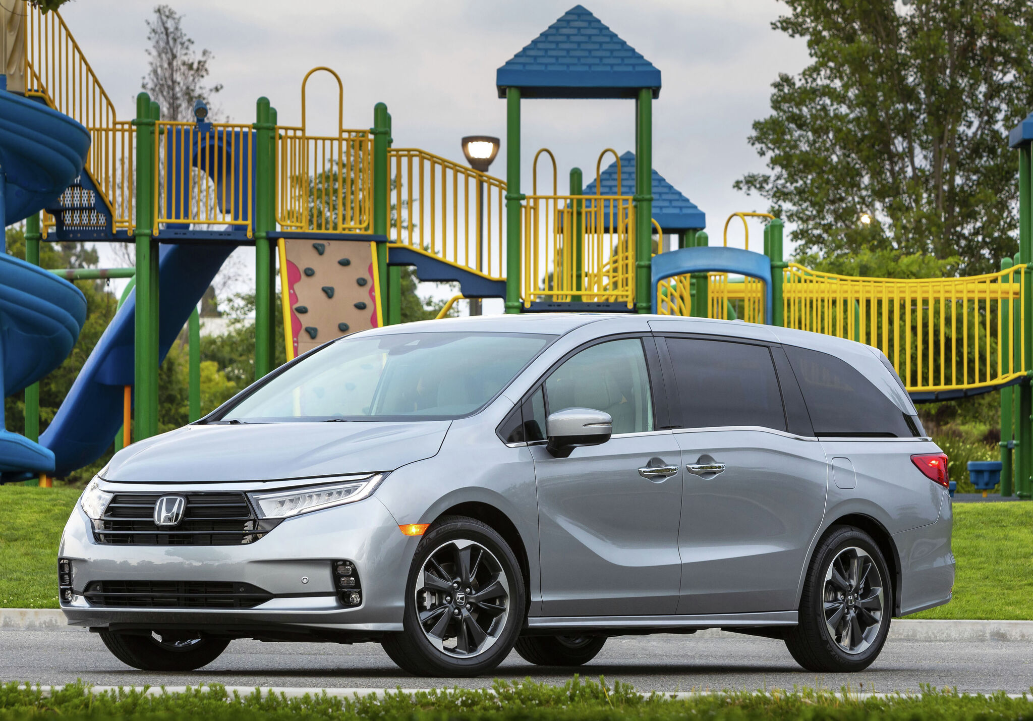 Hondas Odyssey Minivan Includes Premium Features Safety Technology