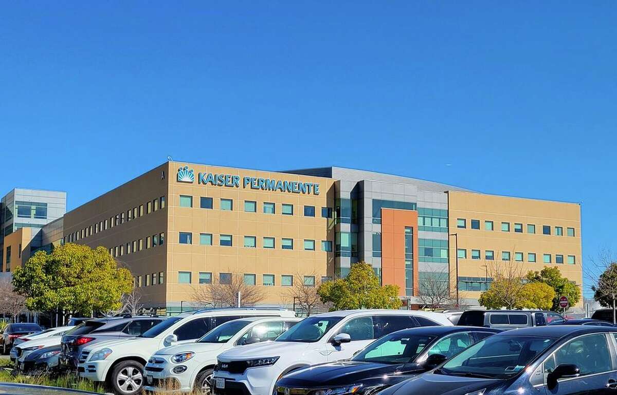 Guard dies after daytime shooting at Bay Area Kaiser