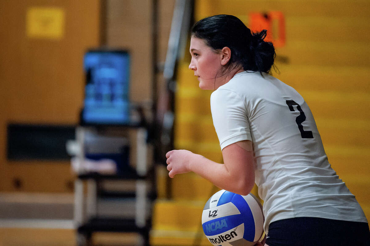Bullock Creek's Grace Stern prepares to serve during a Sept. 7, 2022 match against Millington. Stern had 23 digs in Wednesday's five-set win over Hemlock.